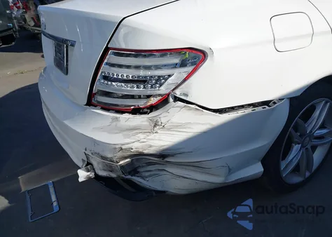 2013 Mercedes-Benz C 250 Sport z USA, uszkodzony, nr VIN WDDGF4HB5DR275509